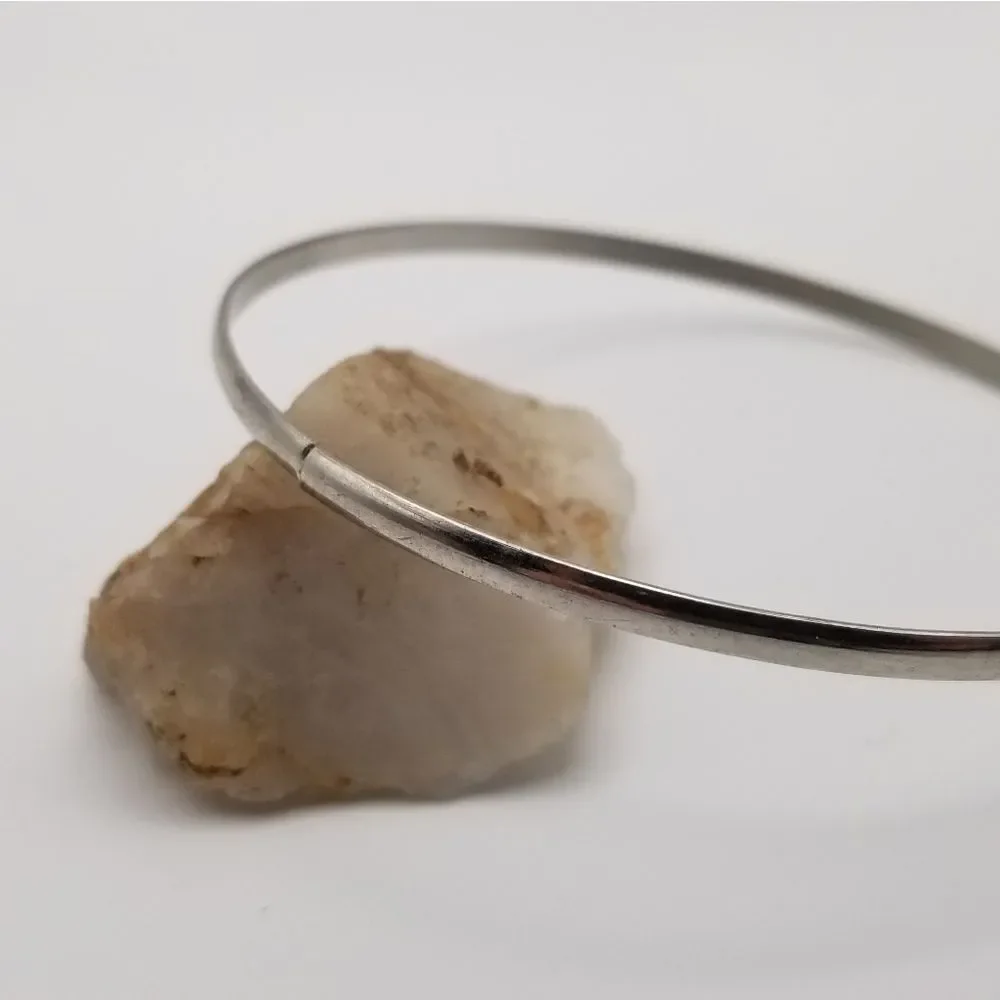 Silver tone bracelet slider. B626